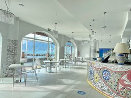 Daily to-go breakfast (EUR 12.50 per person)