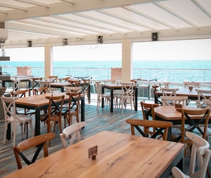 3 restaurants, breakfast, lunch, dinner served; local cuisine