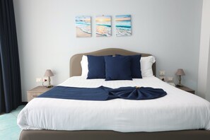 Tweepersoonskamer, uitzicht op zee | Donsdekens, een minibar, een kluis op de kamer, individueel gedecoreerd