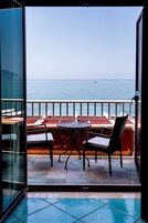 Cubrecamas, minibar y caja de seguridad en la habitación 