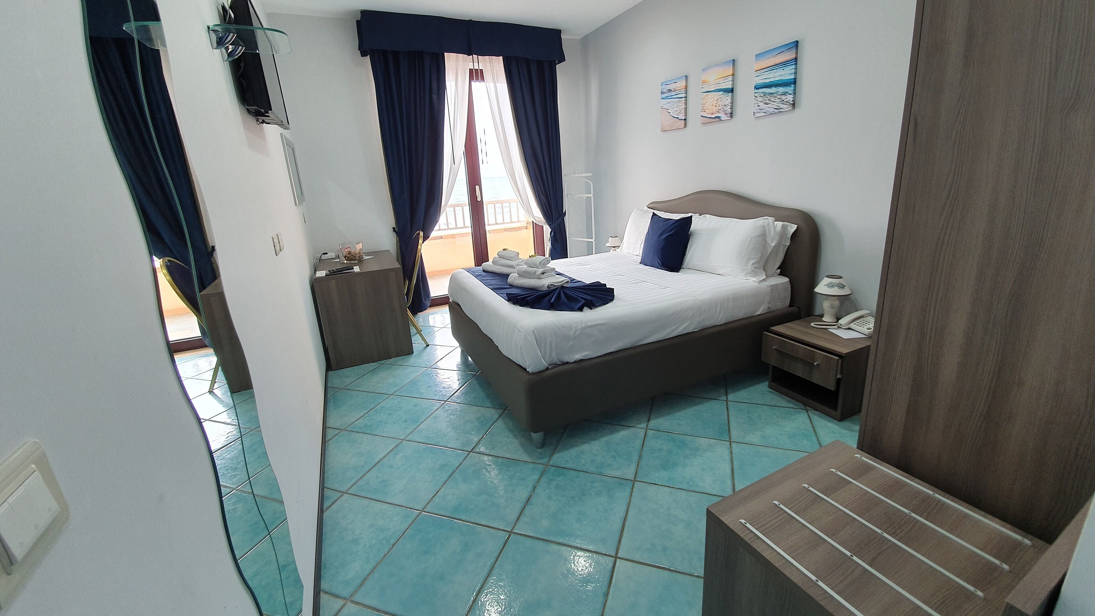 Copriletto in piuma, minibar, una cassaforte in camera, una scrivania
