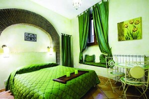 Een minibar, een kluis op de kamer, een bureau, verduisterende gordijnen