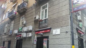 Un bâtiment doté de plusieurs unités de climatisation, d’une enseigne « giocapollo » et d’une enseigne « VICO MAGLIOLI ».