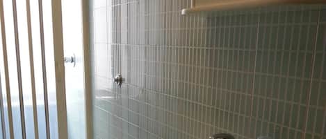 Un baño con inodoro, bidé, lavabo y un espejo sobre el lavabo.