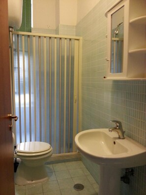 Shower, hair dryer, towels - Astra (Naples)
