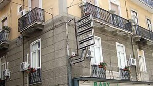 Un immeuble à plusieurs étages dont la devanture porte l’inscription « BABY 1 ».
