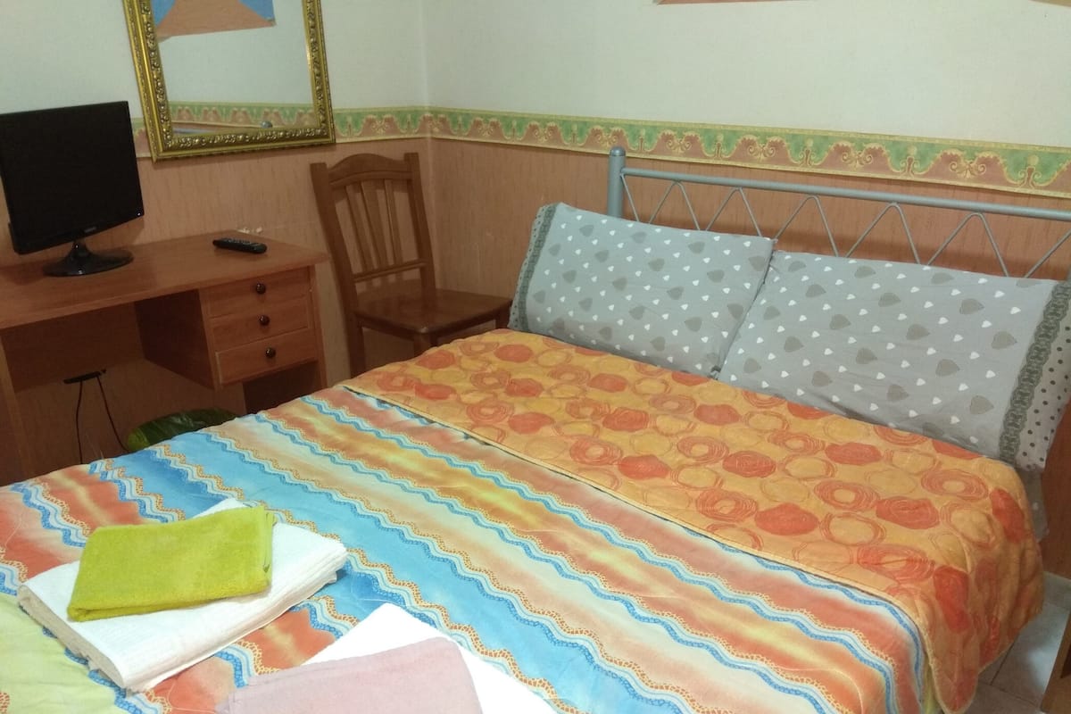 Meja kerja, kedap suara, dan setrika/meja setrika