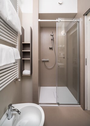 Douche, articles de toilette gratuits, sèche-cheveux, chaussons