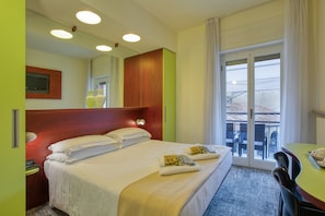 Ylelliset vuodevaatteet, untuvapeitot, minibaari, tallelokero huoneessa