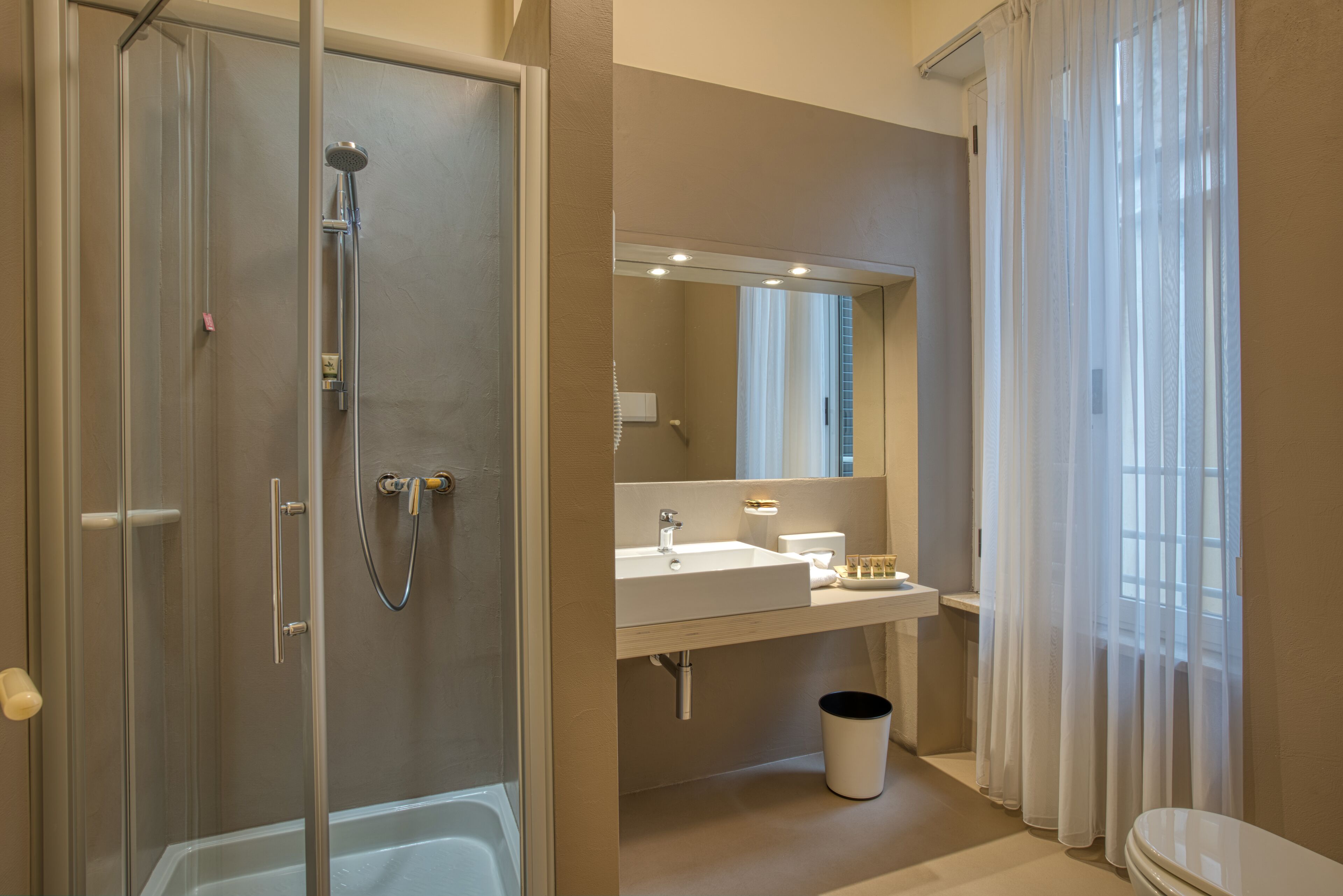 triple room | bathroom | shower, free toiletries, hair dryer, slippers