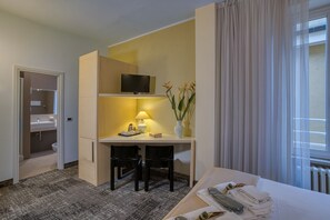 Triple Room | Premium bedding, down duvets, minibar, in-room safe - Hotel Piroscafo (Desenzano del Garda)