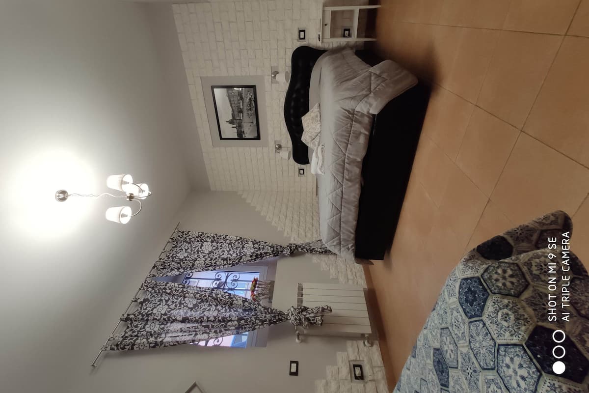 Habitación cuádruple urbana | Sábanas italianas Frette, minibar y caja de seguridad en la habitación