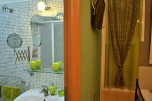 Basic Quadruple Room | Bathroom - Double B (Rome)