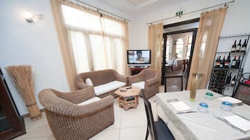 Premium Double Room, 1 Queen Bed, Terrace, Tower | Room service - dining