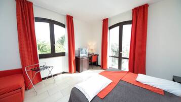 Kolmen hengen superior-huone, 1 makuuhuone, torni | Italialaiset Frette-lakanat, ylelliset vuodevaatteet, minibaari