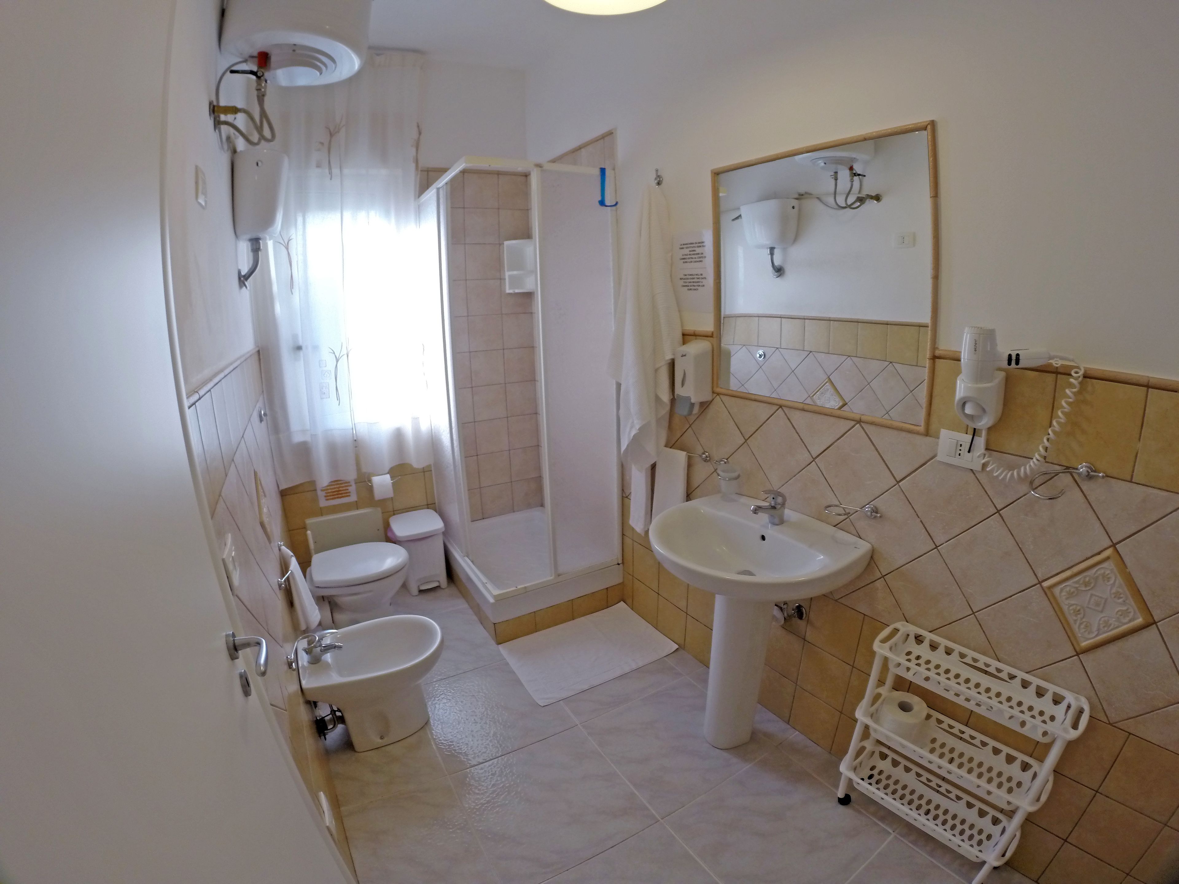 Chambre Double Supérieure (Gold) | Salle de bain | Douche, articles de toilette gratuits, sèche-cheveux, peignoirs