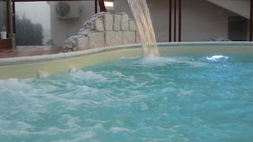 Una piscina al aire libre de temporada (de 09:00 a 19:00), sombrillas