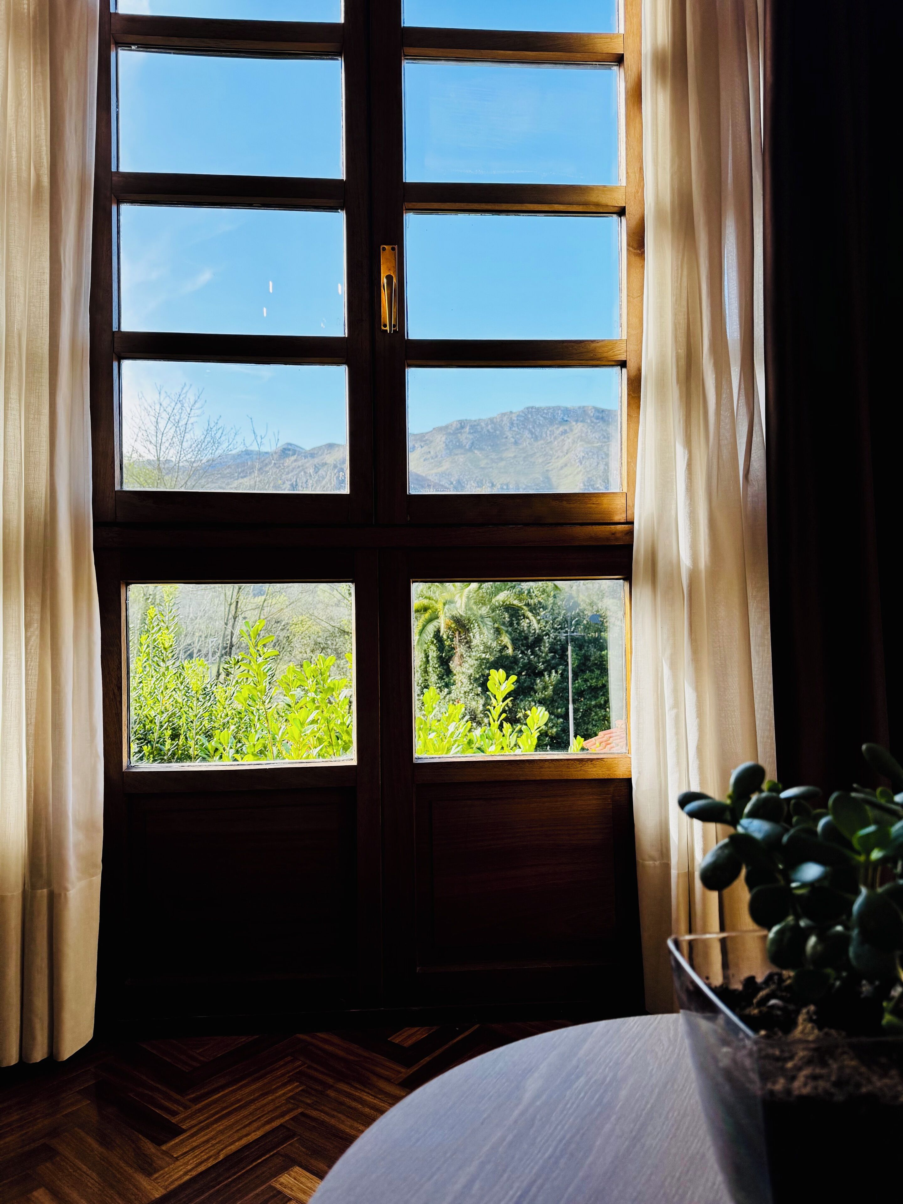 مكتب ومساحة عمل للكمبيوتر المحمول وستائر تعتيم وتجهيزات عازلة للصوت