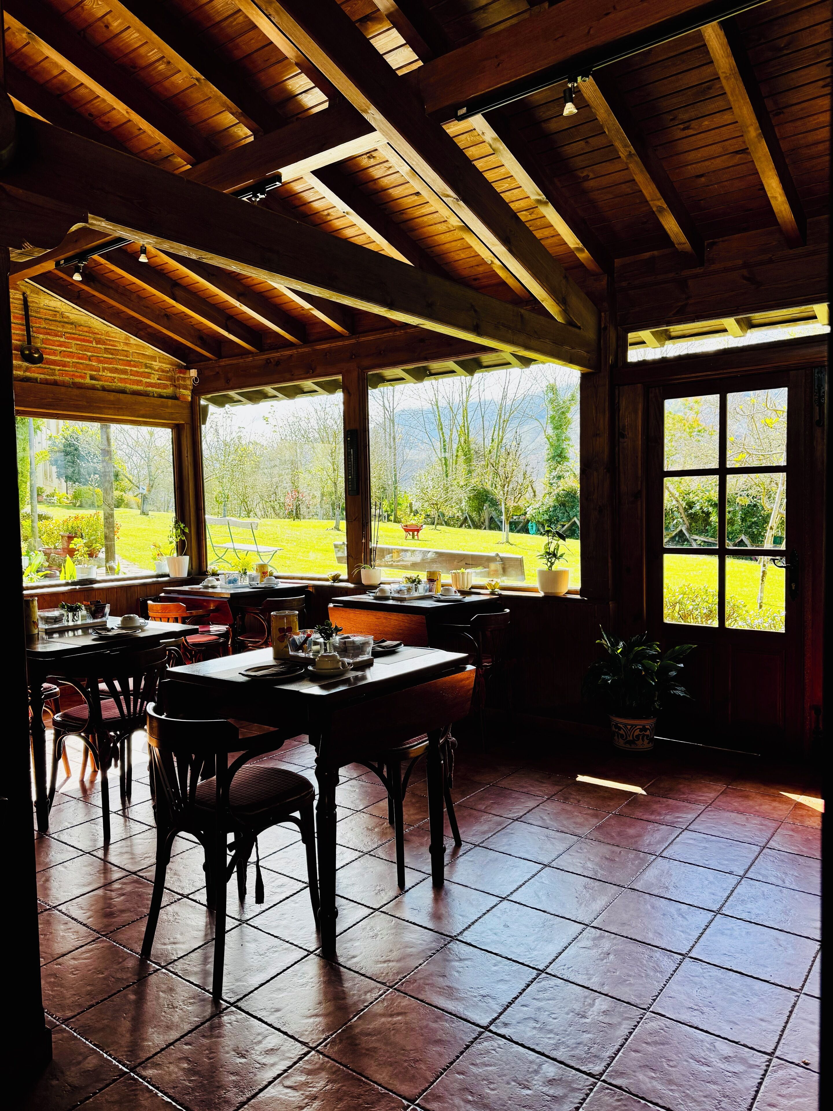 بوفيه فطور يوميًا بتكلفة قدرها (10.00 EUR للشخص)