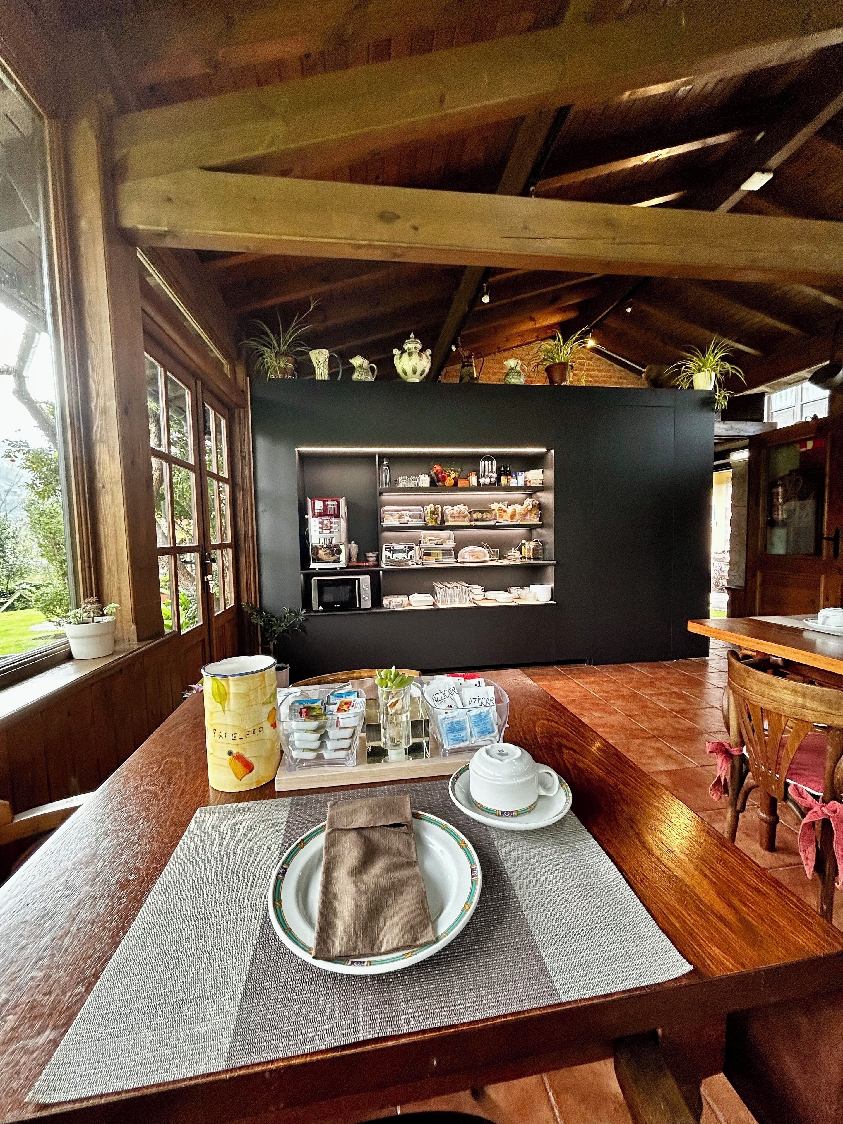 بوفيه فطور يوميًا بتكلفة قدرها (10.00 EUR للشخص)