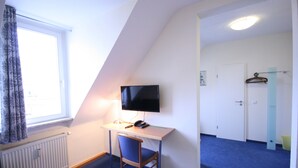 Quadruple Room | Minibar, in-room safe, desk, soundproofing - Altstadt Hotel (Heidelberg)