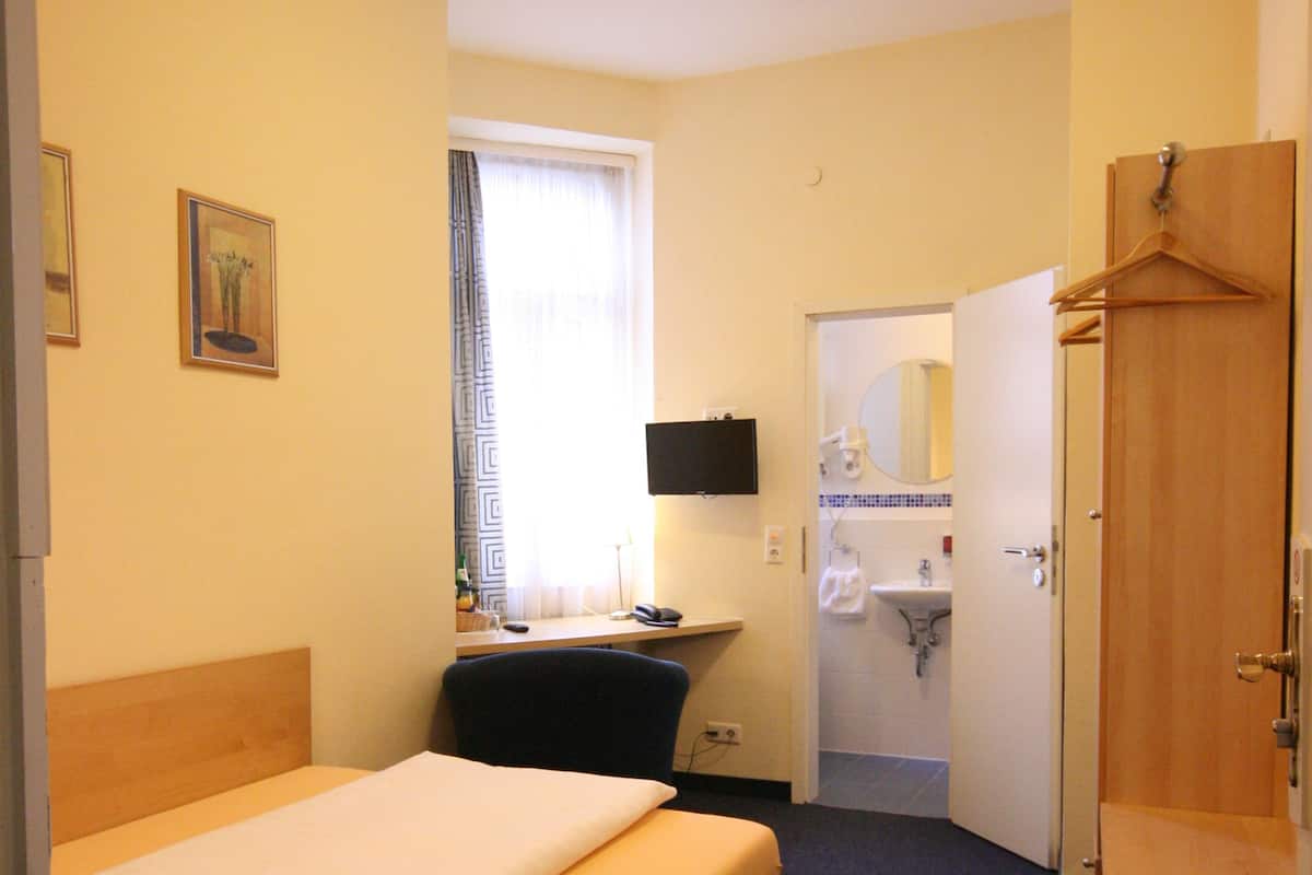 Quarto solteiro | Frigobar, cofres nos quartos, escrivaninha, quartos à prova de som