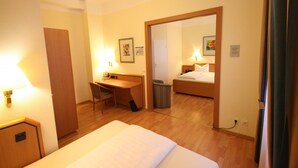 Triple Room | Minibar, in-room safe, desk, soundproofing - Altstadt Hotel (Heidelberg)