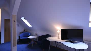 Quadruple Room | Living area | TV