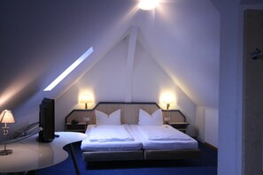 Quadruple Room | Minibar, in-room safe, desk, soundproofing - Altstadt Hotel (Heidelberg)
