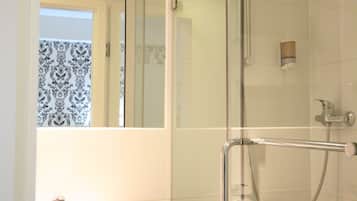 Douche, sĂšche-cheveux, serviettes fournies