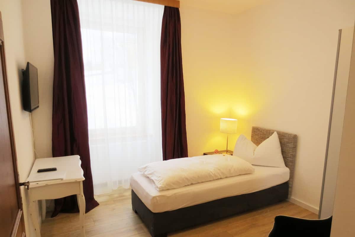 Single Room | In-room safe, soundproofing, cribs (free), WiFi (free)