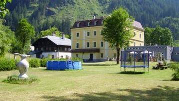 Children’s play area – outdoor