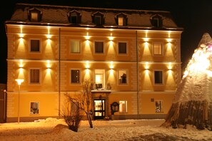 Fachada da propriedade à noite