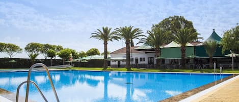 Sesongbasert utendørsbasseng, bassengparasoller og badevakt