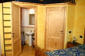 Quadruple Room, Private Bathroom | Bathroom | Rainfall showerhead, free toiletries, hair dryer - San Firmano (Montelupone)