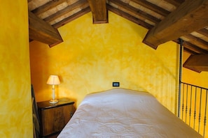 Triple Room, Shared Bathroom | 1 bedroom, individually decorated, individually furnished - San Firmano (Montelupone)