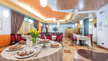 Tägliches Frühstücksbuffet (10 EUR pro Person)