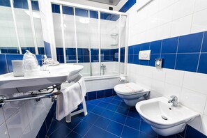 Shower, rainfall showerhead, free toiletries, hair dryer - West Point Airport Hotel (Villafranca di Verona)