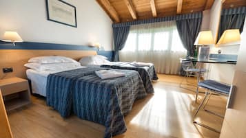 Standard-Doppel- oder -Zweibettzimmer | 1 Schlafzimmer, Minibar, Zimmersafe, Schreibtisch