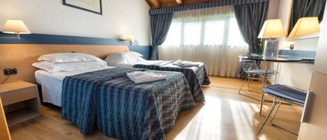 Standaard kamer, 1 twee- of 2 eenpersoonsbedden | 1 slaapkamer, een minibar, een kluis op de kamer, een bureau