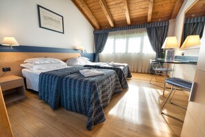 Standaard Twin kamer | Een minibar, een kluis op de kamer, een bureau, verduisterende gordijnen