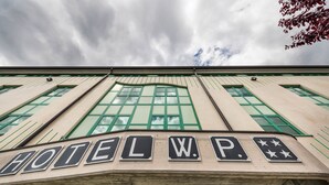 A building with a sign reading "HOTEL W.P." and a large window with green frames. - West Point Airport Hotel (Villafranca di Verona)