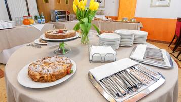 Tägliches Frühstücksbuffet gegen Gebühr