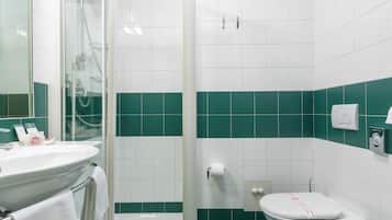 Un baño con ducha, inodoro y lavamanos.