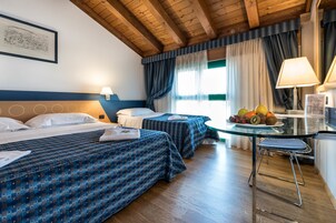 Quarto triplo | Frigobar, cofres nos quartos, escrivaninha, cortinas blackout