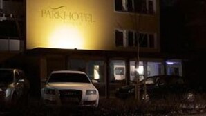 A building with a sign that reads "PARKHOTEL" at night, with several cars parked in front. - Parkhotel Lindau (Lindau)