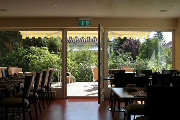 Free buffet breakfast