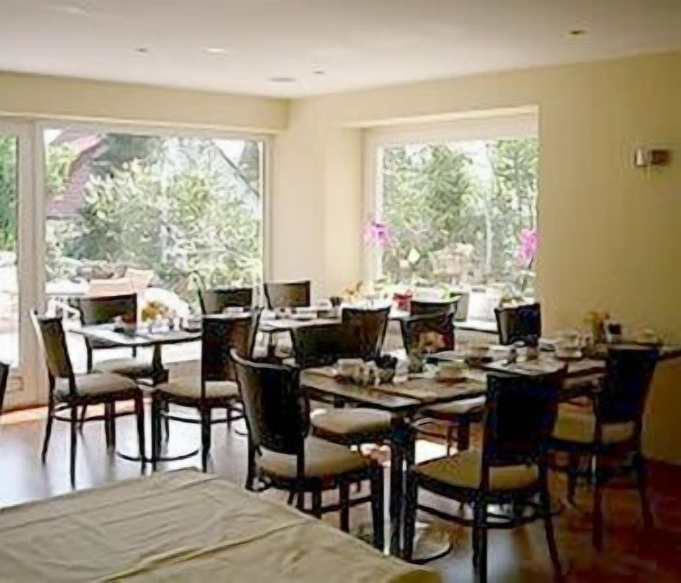 free buffet breakfast