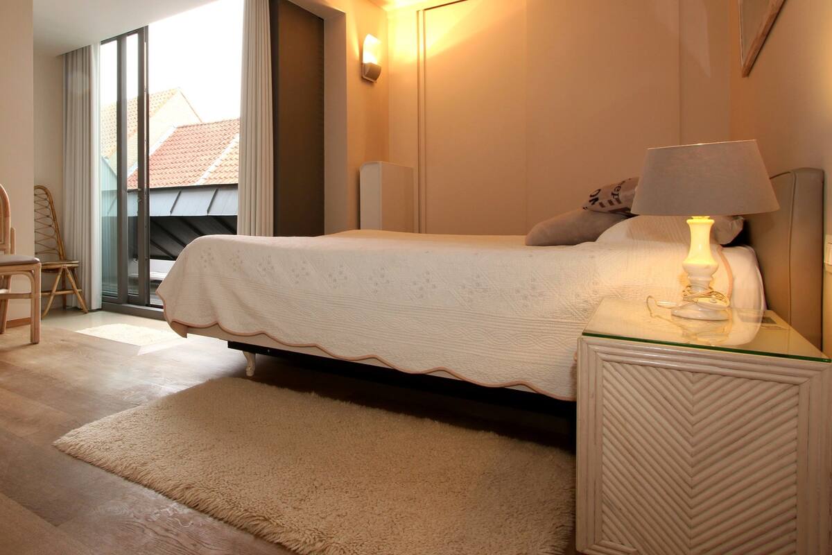 Deluxe Double Room | Minibar, in-room safe, desk, blackout drapes