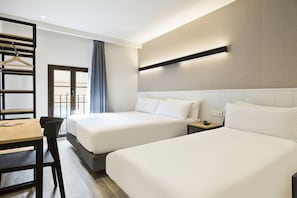 Triple Room | In-room safe, desk, soundproofing, iron/ironing board - Hotel Acta BCN 40 (Barcelona)